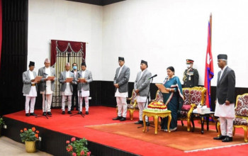 नवनियुक्त स्वास्थ्यमन्त्री खापुङ र राज्यमन्त्री केसीले लिए सपथ